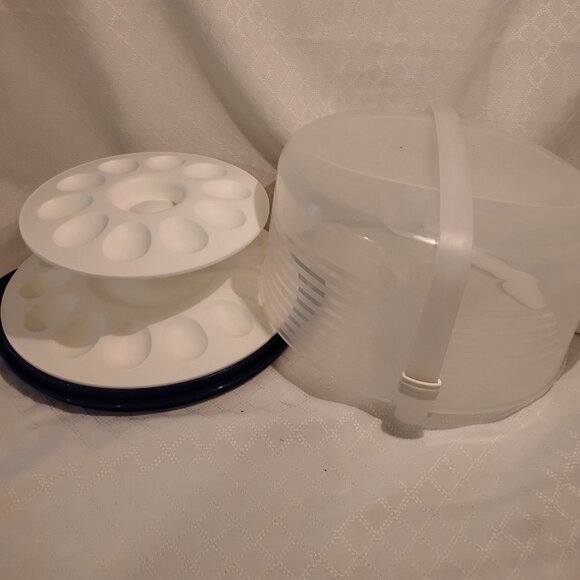 Tupperware Cake/Egg Taker - Picture 1 of 10